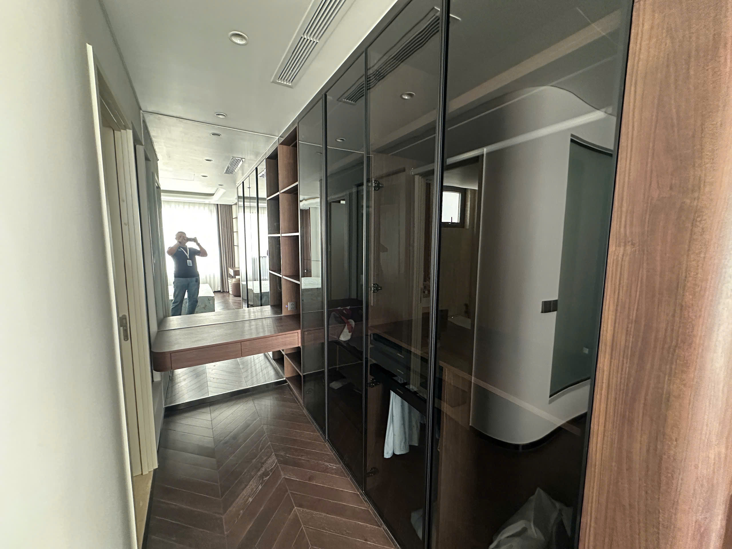 Căn hộ 3PN 02 dự án Infiniti Quận 7 view ban công nhìn thấy hồ bơi, sông Sài Gòn. Mua bán căn hộ tại The Infiniti, số 584 Huỳnh Tấn Phát, Tân Phú, Hồ Chí Minh được đăng bởi VPI Official.Hình 4